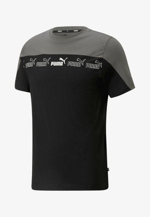 T-shirt Puma noir et gris à manches courtes avec logo Puma blanc répété et texte sur la poitrine.