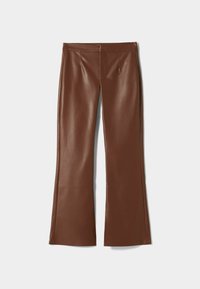 Pantaloni a palazzo in finta pelle marrone con pieghe frontali, tessuto liscio e vita aderente. Nessun hardware o motivo visibile.