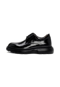 Zapatos de cuero negro con cordones, acabado brillante, puntera redondeada y suela de goma gruesa. Presentan una costura mínima y una textura suave.