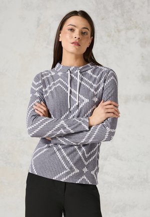 Pullover mit Kapuze aus grauem Stoff, der ein weißes geometrisches Muster aufweist. Lange Ärmel mit tailliertem Schnitt und leichtem Material.