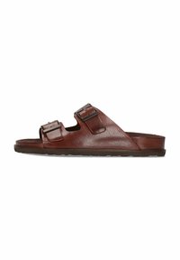 Bruna lädersandaler med två spännen, en bred sula och en texturerad yta; platt gummisula med distinkt mönster.