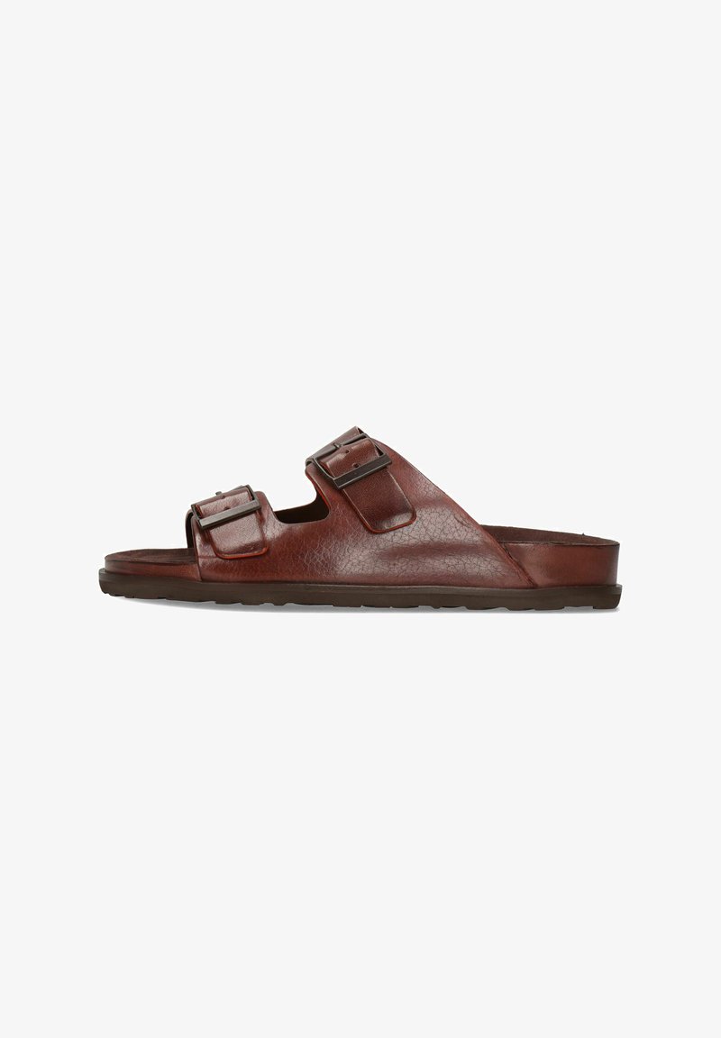 Brązowe skórzane sandały z dwiema klamrami, szeroką wkładką i teksturowaną powierzchnią; płaska gumowa podeszwa z wyraźnym wzorem bieżnika.