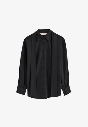 Camisa negra abotonada hecha de tela suave. Cuenta con un cuello clásico, mangas largas con puños y detalles sutiles de paneles verticales.