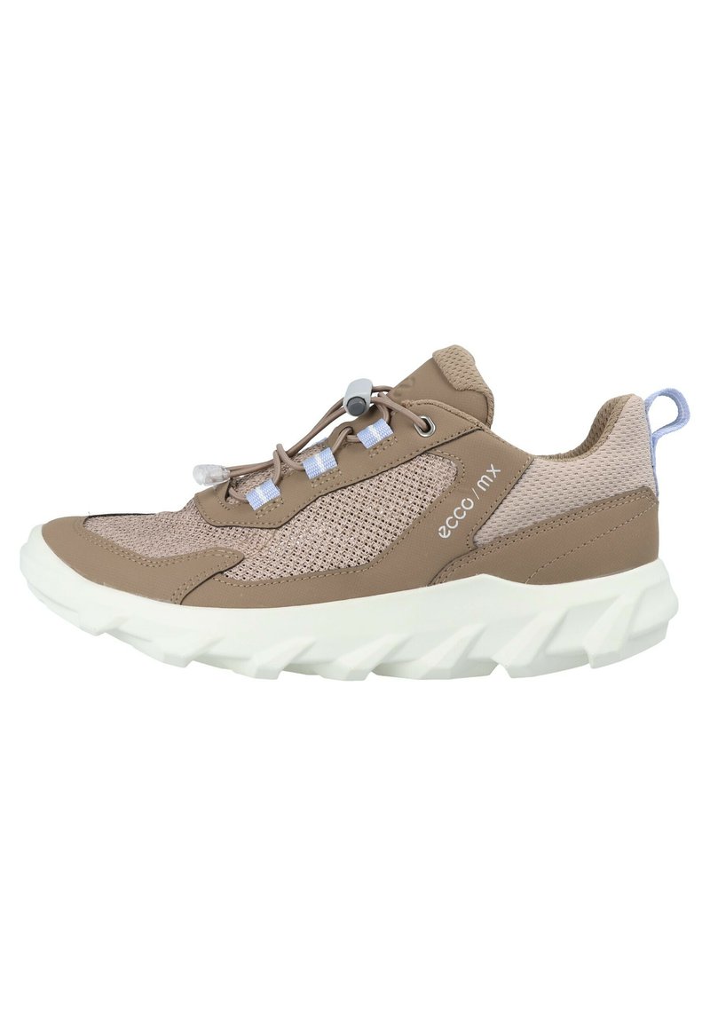 Sneaker marrone chiaro con tomaia in mesh e sintetico, sistema di lacci elastici e una spessa suola in gomma bianca con un motivo testurizzato.