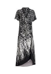 Vestido en blanco y negro con mangas cortas, que presenta un diseño de estampado de leopardo y una silueta drapeada con un dobladillo asimétrico.