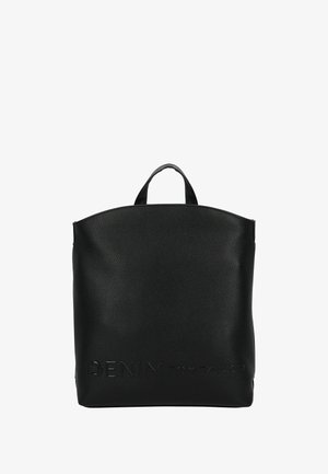 Sort læderrygsæk med struktureret overflade, afrundet top og præget "DENIM TOM TAILOR" ved bunden. Har en håndtag til at bære over toppen.