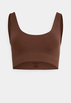 Bruine, naadloze bralette met een ronde halslijn en brede straps. Gemaakt van zacht, rekbaar materiaal zonder zichtbare beslag of accenten.