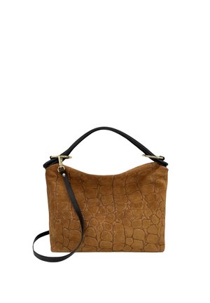 Sac à main en daim marron avec motif crocodile, anses noires et bandoulière noire amovible avec ferrures dorées.