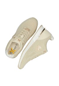 Béžové pletené tenisky s texturovaným svrškem, bílou gumovou podrážkou a zlatými akcenty. Obsahují kulaté logo na boku a šněrovací design.