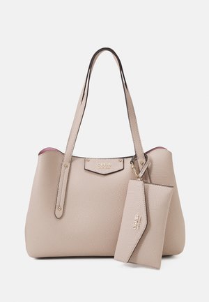 Sac fourre-tout en cuir beige texturé avec deux poignées et une pochette assortie attachée, tous deux embossés du logo Guess doré.