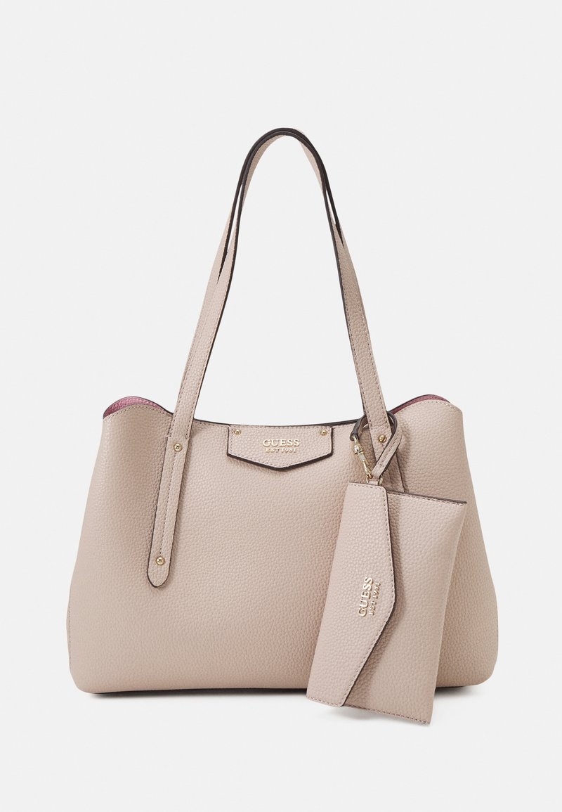 Sac fourre-tout en cuir beige texturé avec deux poignées et une pochette assortie attachée, tous deux embossés du logo Guess doré.