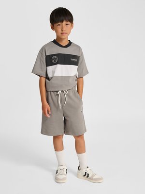 Hummel, LOOSE BEE - Sports shorts - rock ridge