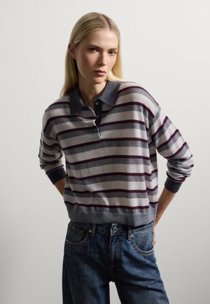 Pull à tricot avec des rayures horizontales gris, blanc et bourgogne ; il présente un col et des poignets gris foncé, avec une coupe décontractée.