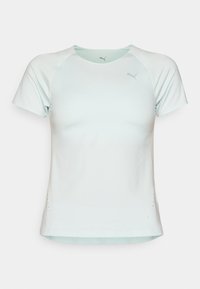Heledsinine sportlik T-särk lühikeste varrukate, ümmarguse kaeluse ja külgmiste perforatsioonide detailidega. Rinnal on peegeldav logo.