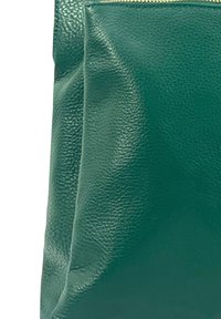 Groene leren handtas met een gladde textuur, zichtbare naden en een ritsluiting aan de bovenkant. Heeft een schuin zijvak.