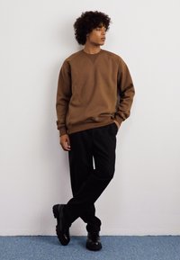 Carhartt WIP CHASE - Sweatshirt - chocolate/gold