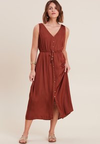 Rostfarbendes, ärmelloses Maxikleid mit V-Ausschnitt, Knopfleiste und Kordelzug in der Taille. Verfügt über einen seitlichen Schlitz und eine glatte Textur.