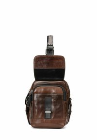 Brązowa skórzana torba na ramię z klapką, przednią kieszenią na zamek i regulowanym paskiem. Posiada gładką strukturę oraz czarne skórzane akcenty.