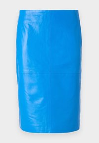 Modrá kožená tužková sukni s hladkým povrchem, ke kolenům, s čistými liniemi a bez viditelného kování či vzorů.