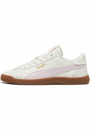 Baskets en cuir blanc avec une bande PUMA rose clair, semelle en caoutchouc naturel et fermeture à lacets, présentant des détails de couture minimalistes.