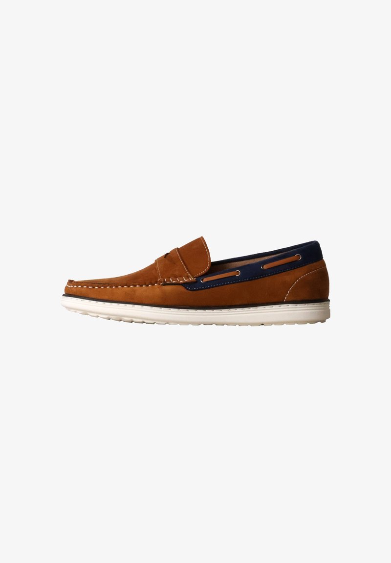 Mocassin en cuir marron avec garniture bleu marine, coutures blanches et semelle en caoutchouc blanche, vu de profil sur fond blanc.