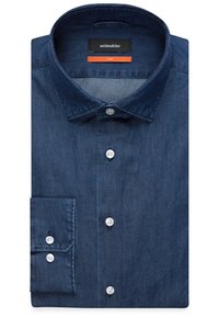 Gefaltetes, langärmliges, tailliertes Denim-Hemd in Dunkelblau mit weißen Knöpfen und klassischem Kragen.