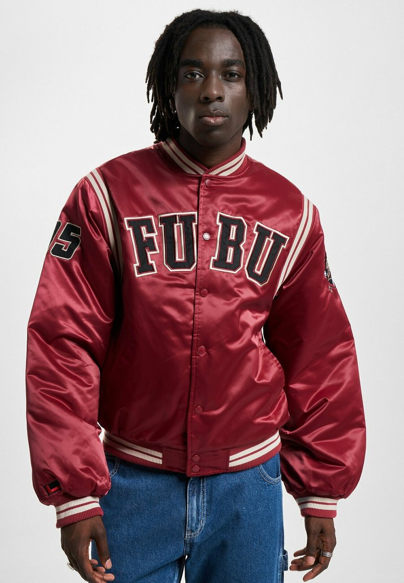 Röd satin bomberjacka med "FU BU" broderi, randig krage och ribbade muddar. Detaljer inkluderar knappar och kontrasterande accentfärger.