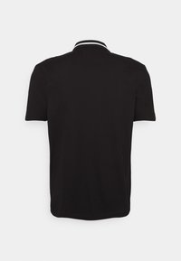 Černé polo tričko s krátkými rukávy, jednolitou texturou a bílým pruhovaným límečkem. Design je jednoduchý a klasický, s rovnými lemy.