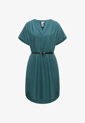 Robe courte en jean sarcelle à manches courtes, longueur jusqu'aux genoux, col en V et ceinture fine noire à la taille, coupe ample avec ourlet légèrement arrondi.