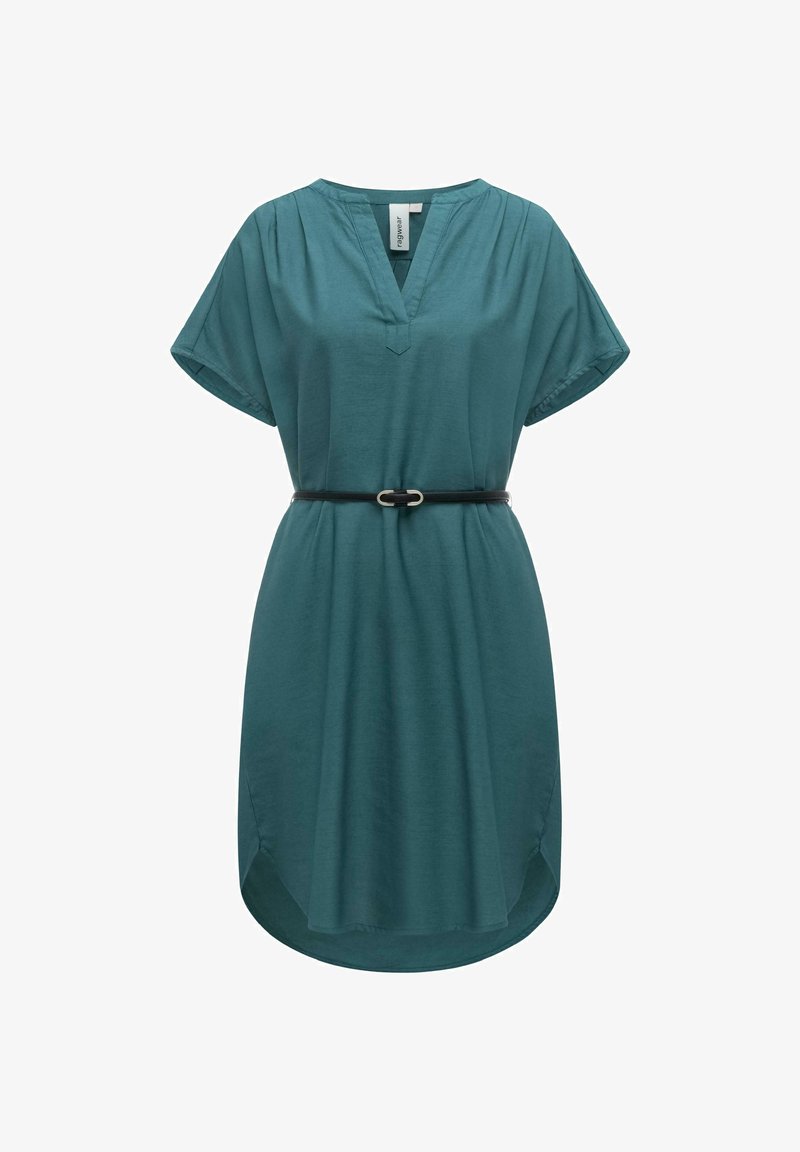 Szmaragdowo-zielona sukienka o krótkich rękawach sięgająca do kolan, z dekoltem w kształcie litery V i cienkim czarnym paskiem w talii, luźnego kroju z lekko zaokrąglonym dołem.