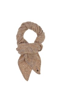 Écharpe en tricot beige avec une texture mouchetée, dotée d'un design torsadé et de pointes, maintenue par un petit bouton accent noir.