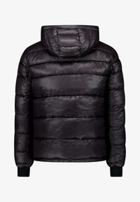 Zwarte pufferjack met een doorgestikt ontwerp, capuchon en ribgebreide manchetten. Het materiaal heeft een glanzende, gladde textuur met een licht gewicht.
