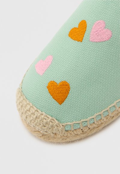 Világoszöld vászon espadrille rózsaszín és narancssárga hímzett szívekkel. Természetes juta kötéllábbal rendelkezik. Kerek orrú dizájn.