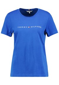 Modré bavlněné tričko s kulatým výstřihem a krátkými rukávy, s bílým logem "TOMMY HILFIGER" tištěným na přední straně.