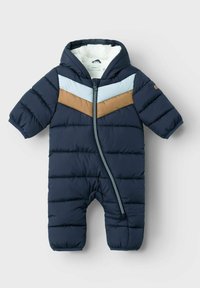 Pijama de nieve para niños de color azul marino con capucha, que presenta franjas en zigzag en color beige y azul claro, cremallera frontal y un interior de felpa.