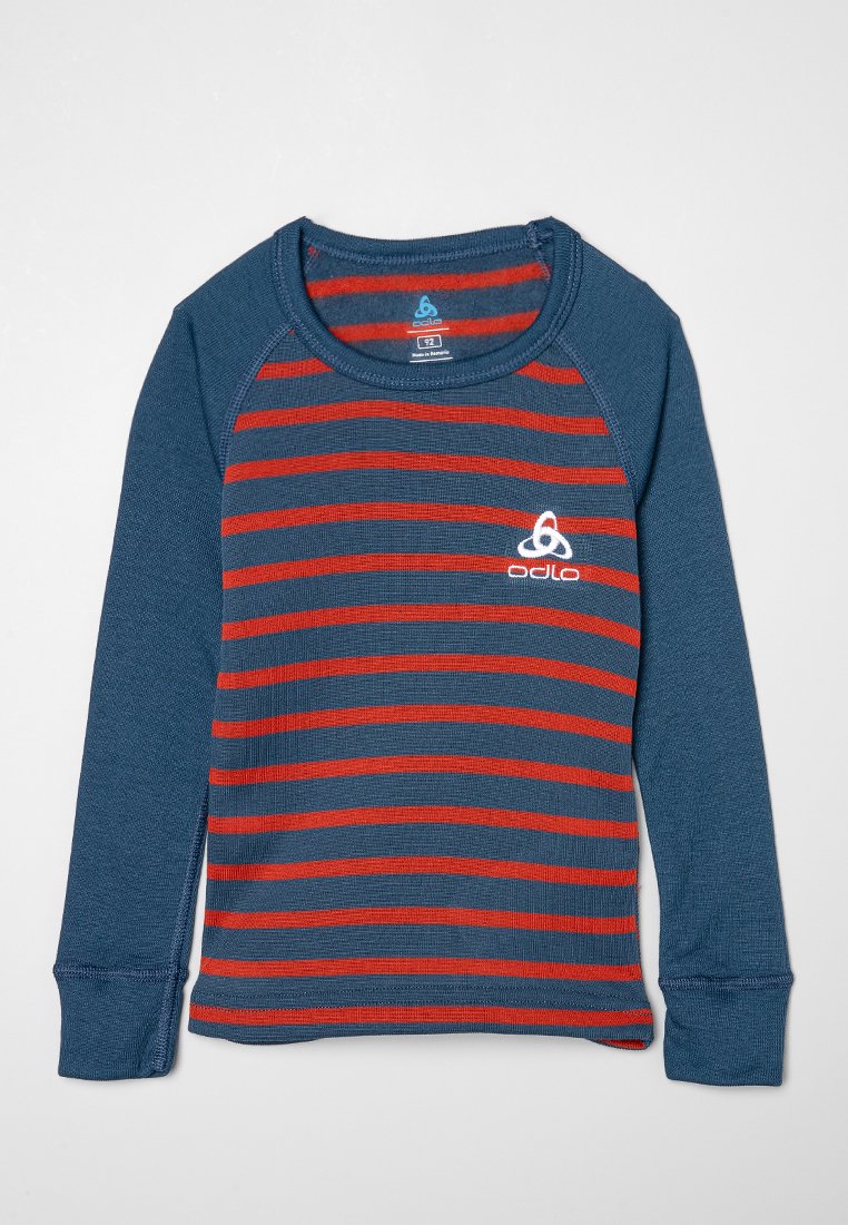 Chemise à manches longues bleu marine avec des rayures horizontales rouges. Fabriquée en tissu texturé, avec un col rond et un logo sur la poitrine.