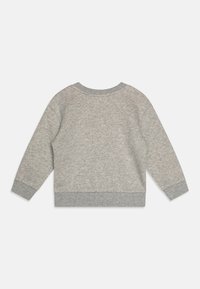 Világosszürke pulóver kerek nyakkal, hosszú ujjakkal, bordás szürke mandzsettákkal és szegéllyel. Puha tapintású, minimalista dizájn.
