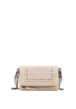 Geantă din piele bej tip crossbody, cu detalii cu tinte, închidere cu fermoar și curea din lanț. Suprafață texturată cu un design plat și buzunar exterior.