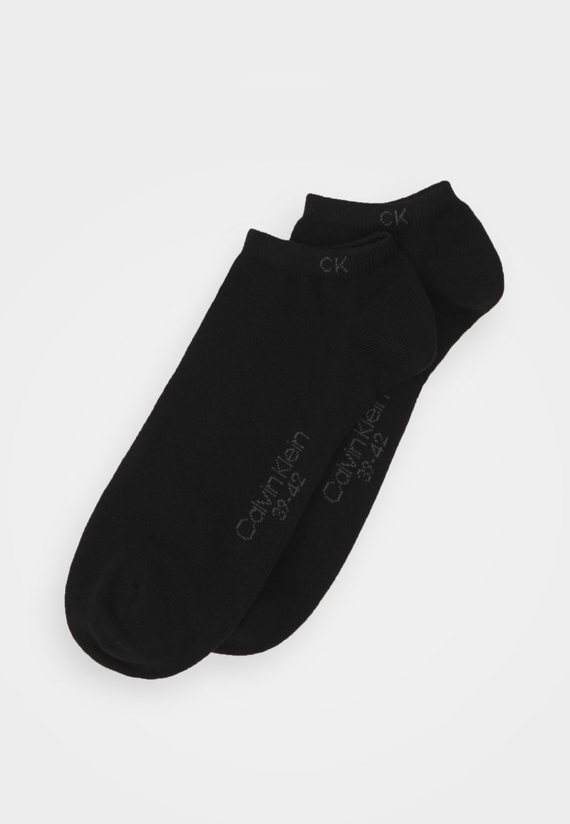 Melnas potītes zeķes, kas izgatavotas no mīksta auduma, ar bezšuvju dizainu, uz sānos izdrukātu "Calvin Klein" zīmolu un izmēra detaļām.