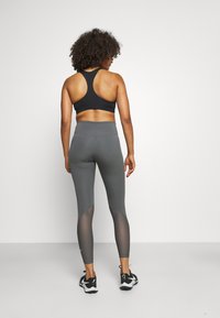 Nike Performance ONE - Leggingek - iron grey/white