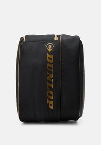 Borsa sportiva Dunlop, tessuto nero con finitura testurizzata, stampa del logo dorata, chiusura a doppio zip, forma rettangolare, accenti laterali in materiale lucido.