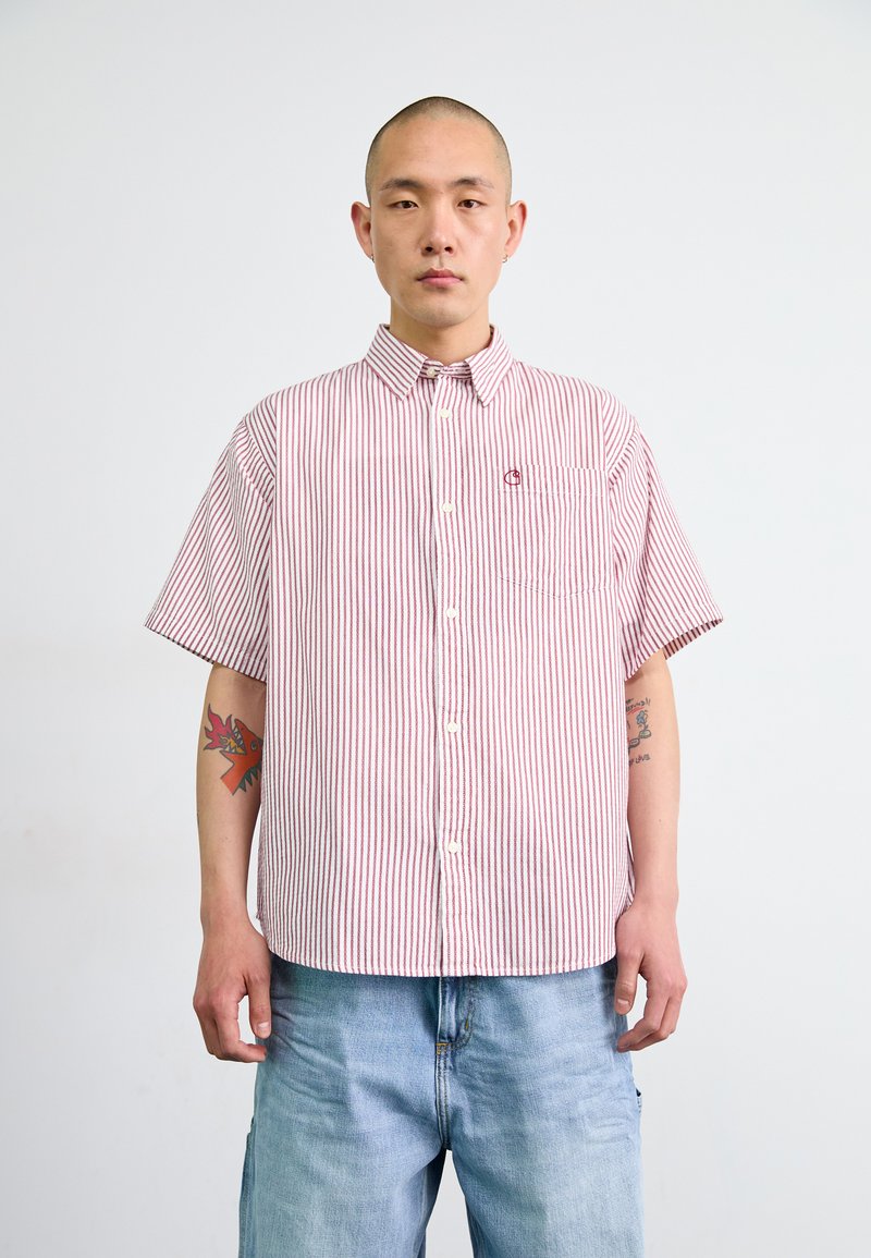 Korte mouwen, knoopsluiting shirt met rood-witte verticale strepen, voorzien van een borstzak en logo detail. Het materiaal lijkt lichtgewicht.