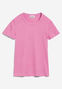 T-shirt rose à manches courtes en coton côtelé avec encolure ronde et étiquette de la marque à l'intérieur du col sur fond blanc.