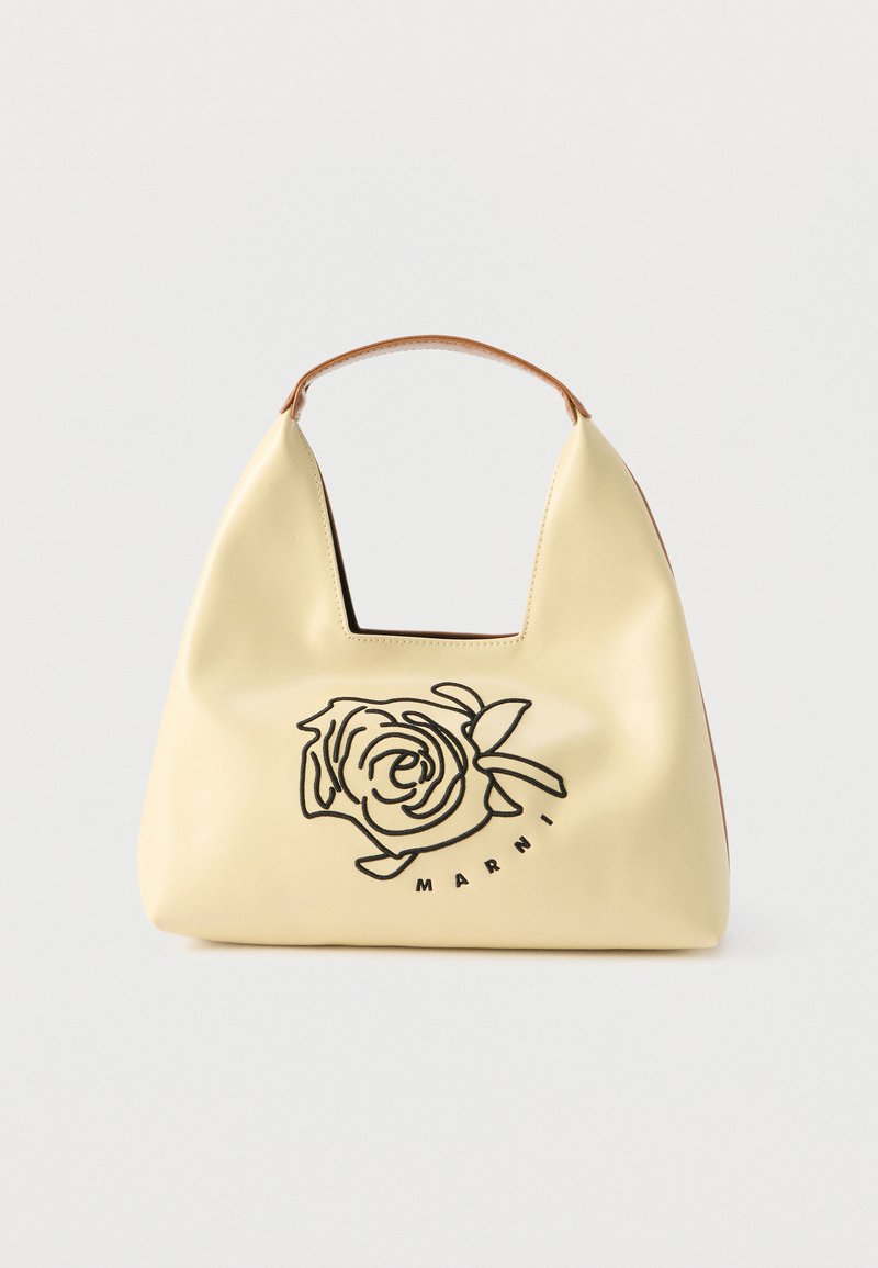 Τσάντα χειρός από κρεμ δέρμα με καφέ χερούλι, μαύρο κεντητό τριαντάφυλλο και το λογότυπο «Marni» στο μπροστινό μέρος.