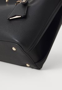 Guess MERIDIAN GIRLFRIEND SATCHEL - Kézitáska - black