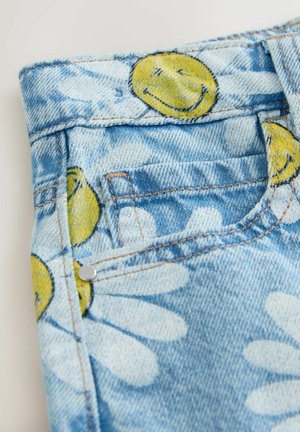 Dżinsowe szorty w jasnoniebieskim kolorze z żółtymi uśmiechniętymi twarzami i białymi wzorami stokrotek. Zawierają standardowe przeszycia i srebrny guzik jako detal.