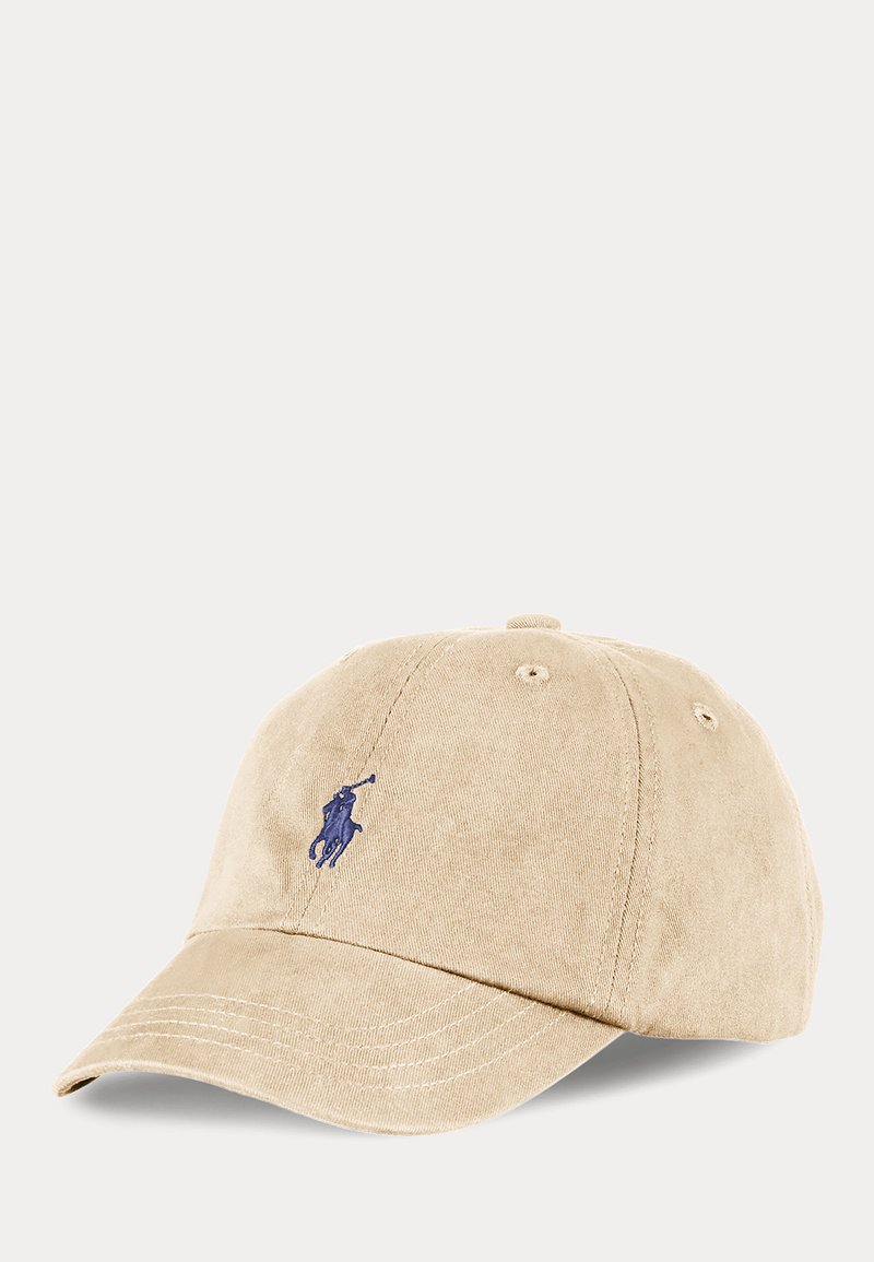 Casquette de baseball beige avec une visière incurvée et un logo brodé bleu de joueur de polo sur le panneau avant.