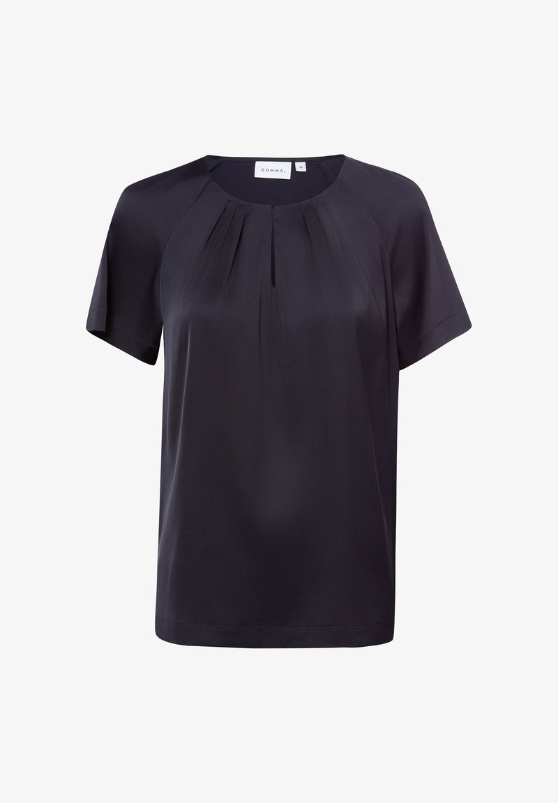 Zwart kortermig blouse met ronde hals, voorplooien en subtiel sleutelgatdetail onder de kraag.