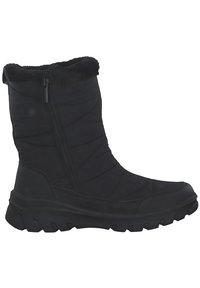 Bota de invierno negra aislada con parte superior de tejido acolchado, forro de piel sintética, cremallera lateral y suela de goma rugosa.
