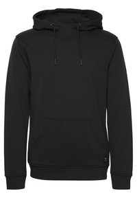 Svart genser med hette laget av mykt stoff, med lomme foran, snor i hetten, og ribbestrikkede mansjetter og kant. Ingen synlige mønstre eller logoer.
